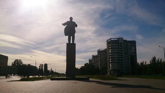 Площадь ленина волжский фото Памятник В.И. Ленину - Picture of Lenin Monument, Volzhsky - Tripadvisor