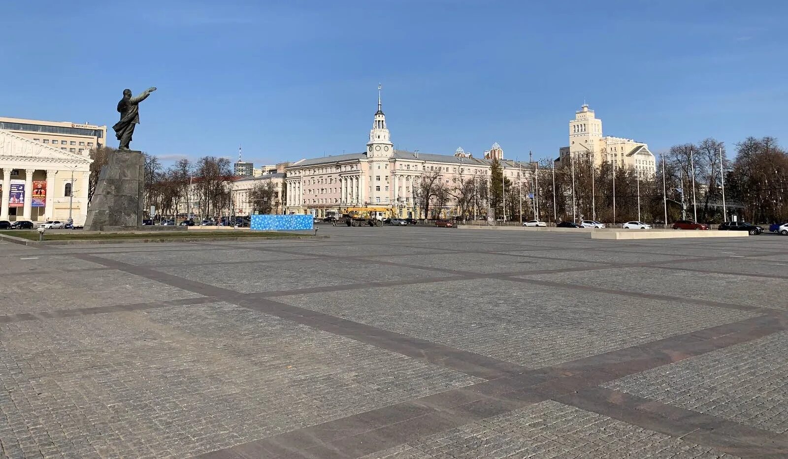 Площадь ленина воронеж фото В Воронеже на площади Ленина начали монтировать катки