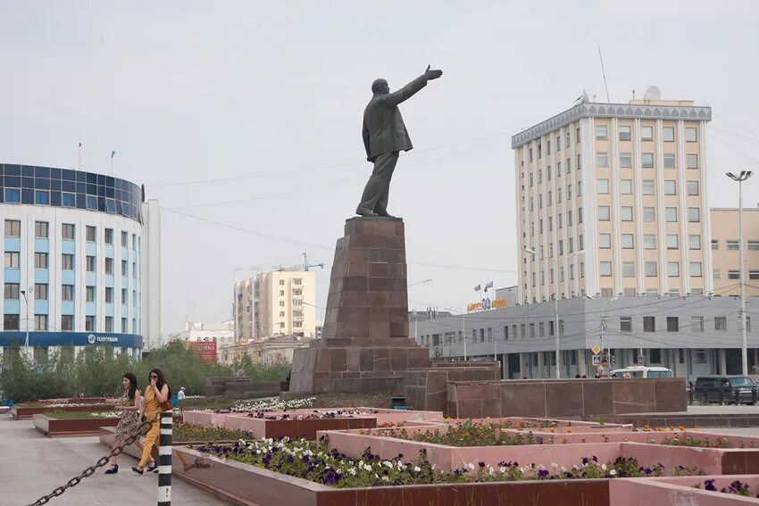 Площадь ленина якутск фото Якутские коммунисты взяли на контроль ремонт памятника В.И. Ленину в центре Якут