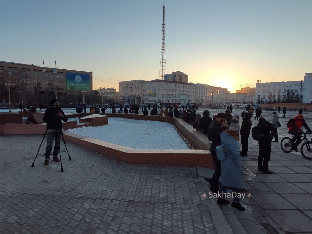 Площадь ленина якутск фото В Якутске десятки человек собрались на площади, помолчали и разошлись