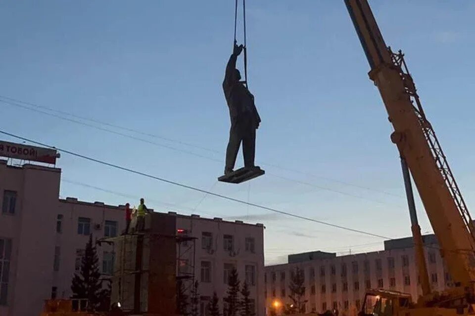 Площадь ленина якутск фото В Якутске демонтировали памятник Ленину на одноименной площади - KP.RU