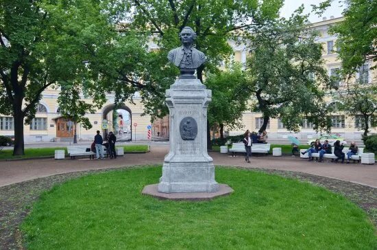 Площадь ломоносова фото Уютная и ухоженная площадь Ломоносова - отзыв о Бюст М.В. Ломоносова, Санкт-Пете