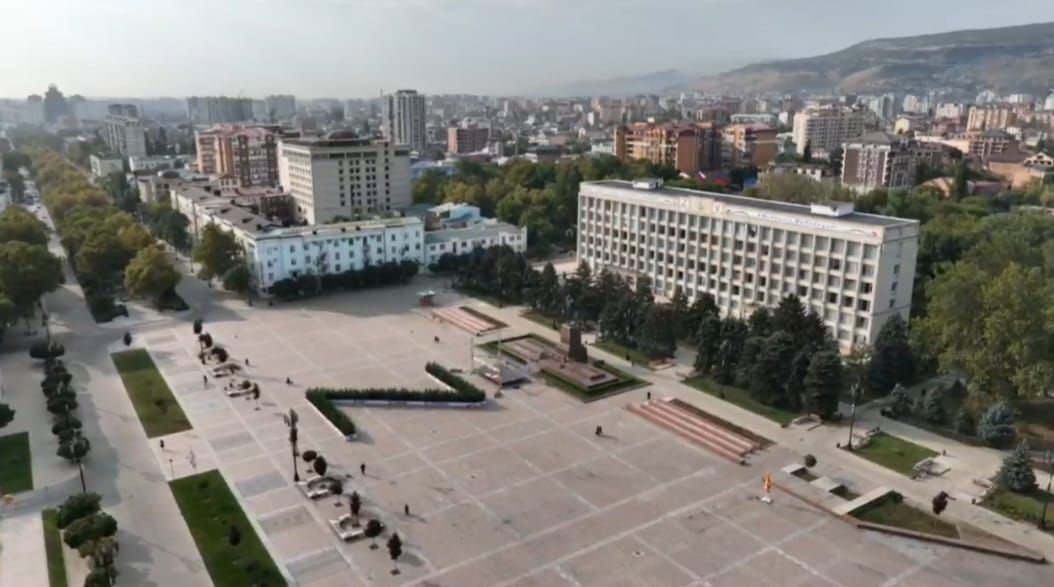 Площадь махачкалы фото В поддержку курса президента России мэр Махачкалы установил гигантскую букву Z н