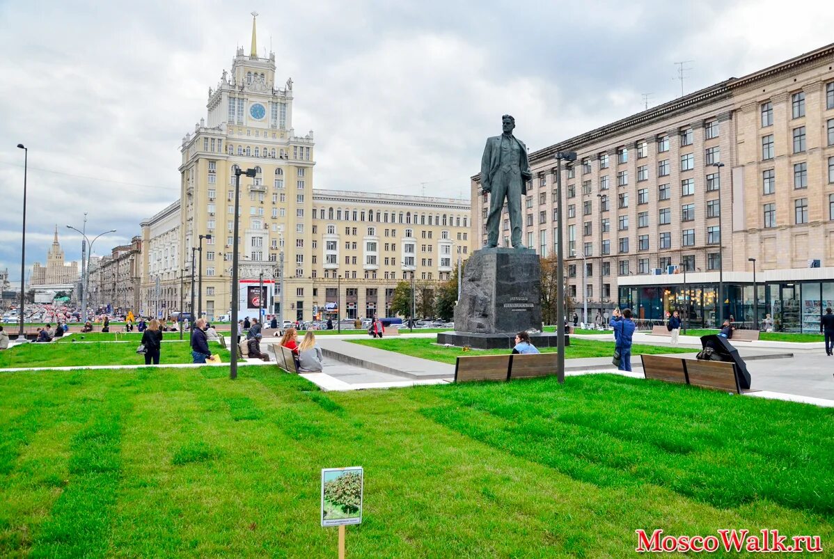 Площадь маяковского фото Ответы Mail.ru: На фоне какого памятника сфотографировалась звезда тик-тока?