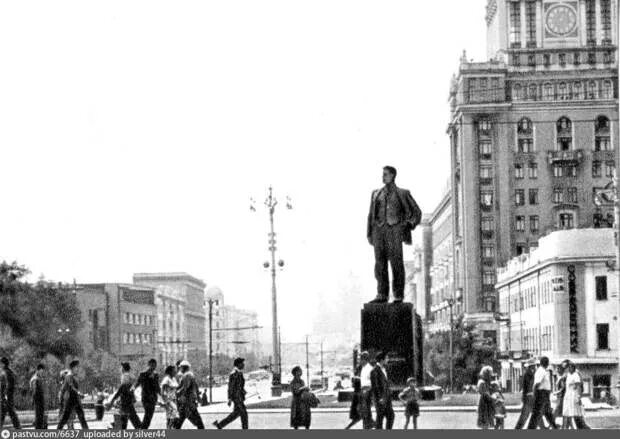 Площадь маяковского в москве фото Качели на площади маяковского в москве - Фото