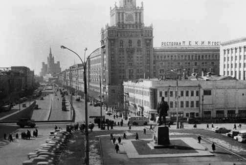 Площадь маяковского в москве фото Стоит поэт на "Маяковке", а за спиной - "Пекин" московский АТЛАС - в руки, Googl