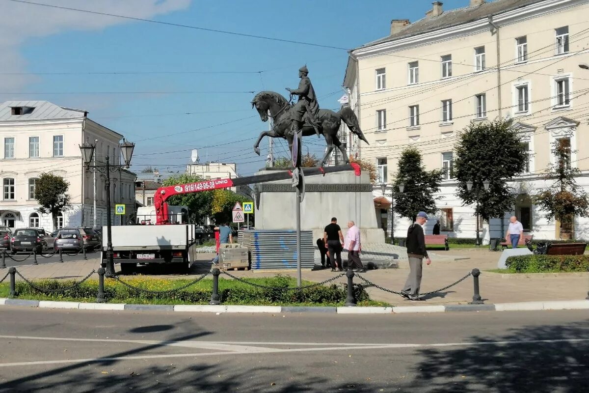 Площадь михаила тверского тверь фото В центре Твери началось благоустройство сквера у памятника Михаилу Тверскому Тве
