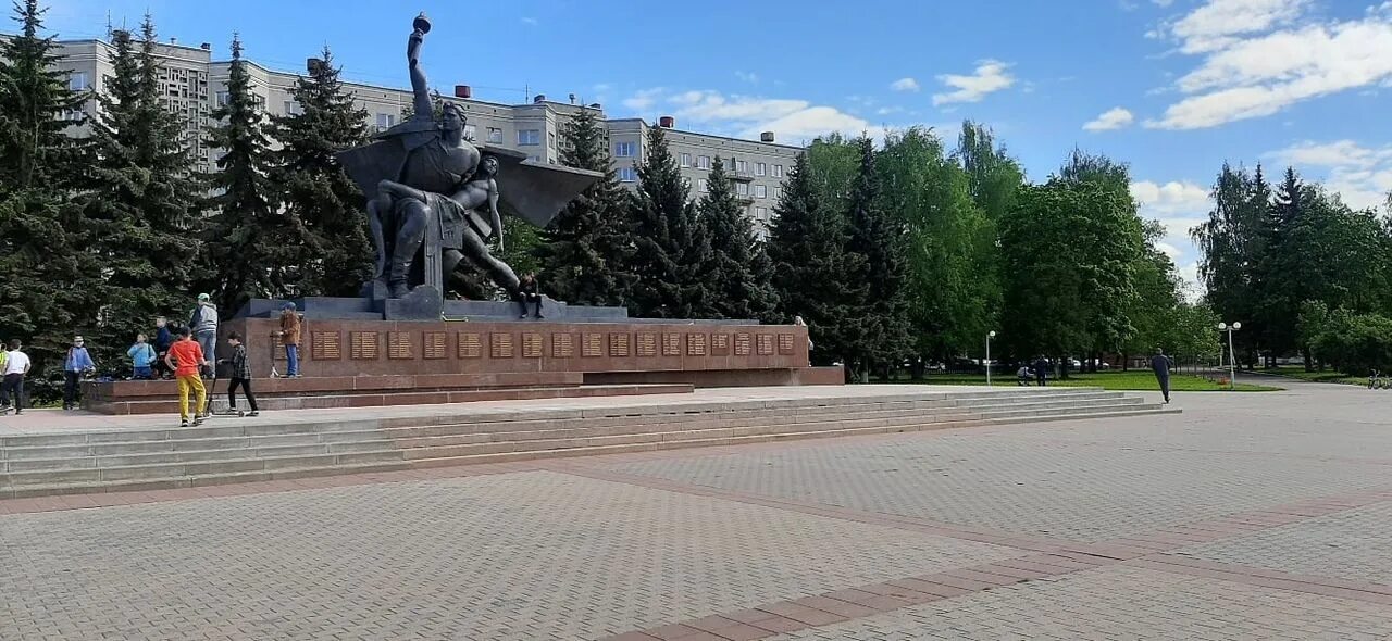 Площадь мира 2 кострома фото Подростки в Костроме превратили Монумент Славы в скейтпарк - Новости Костромы