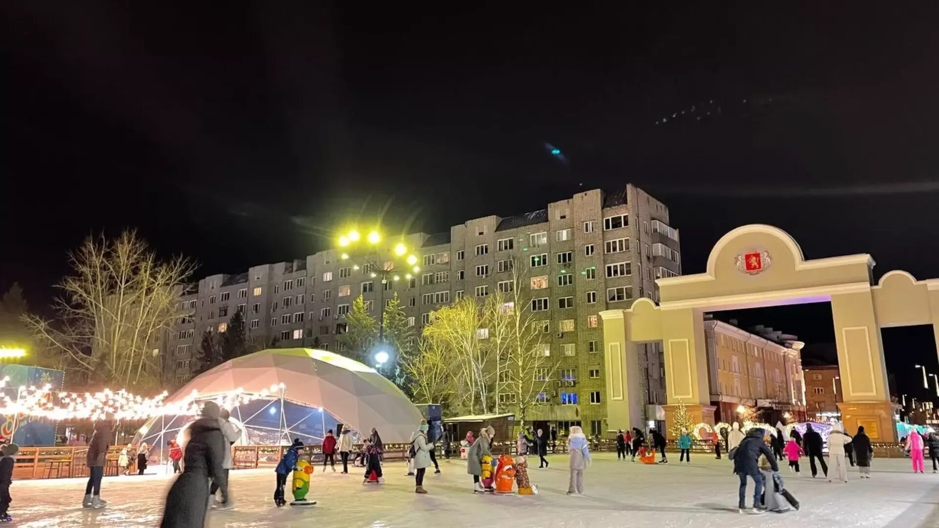 Площадь мира красноярск фото Оркестр и угощения: как и когда откроется каток на площади Мира в Красноярске - 
