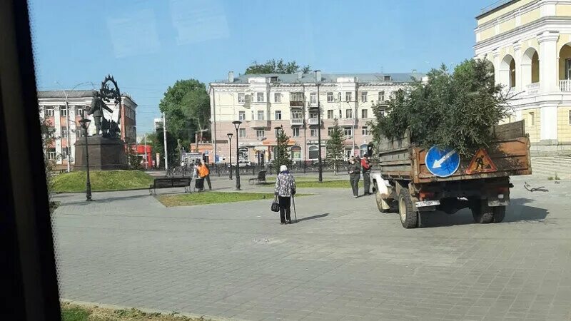 Площадь октября фото Зеленые ели высадили на площади Октября спустя 11 лет Алтапресс - news Дзен