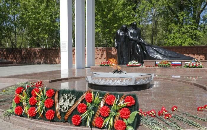 Площадь памяти тюмень фото На площади Памяти в Тюмени прошел плац-концерт
