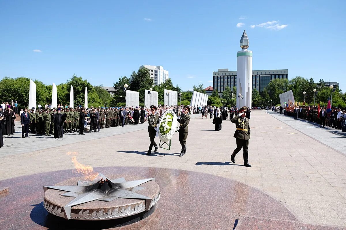 Площадь памяти тюмень фото Патриарший визит в Тобольскую митрополию. Возложение венка к монументу "Память" 