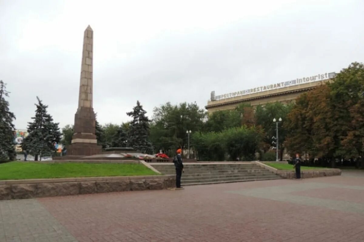 Площадь павших борцов фото Волгоградцев приглашают прогуляться по главной площади Царицына АиФ Волгоград