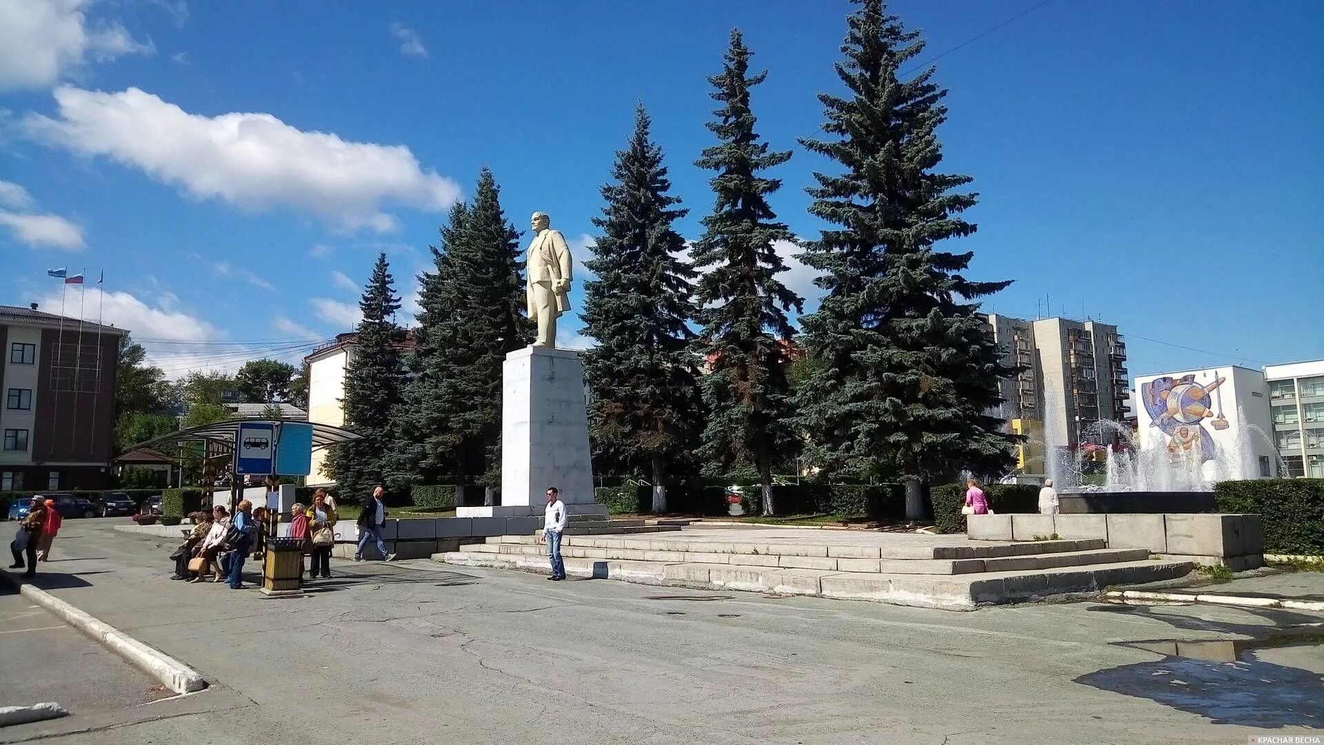 Площадь первоуральск фото Реконструкция. На фонтан - миллионы, на памятник Ленину - ведро цемента ИА Красн