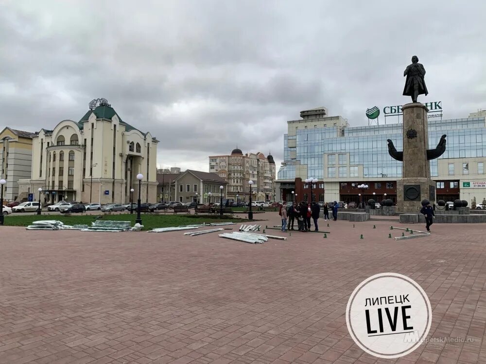Площадь петра великого липецк фото На площади Петра Великого в Липецке монтируют елку - LipetskMedia