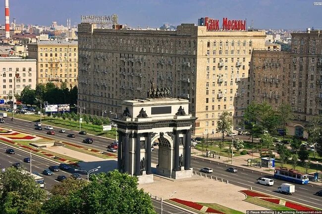 Площадь победы 1 фото Крыша с эмблемой Vestel