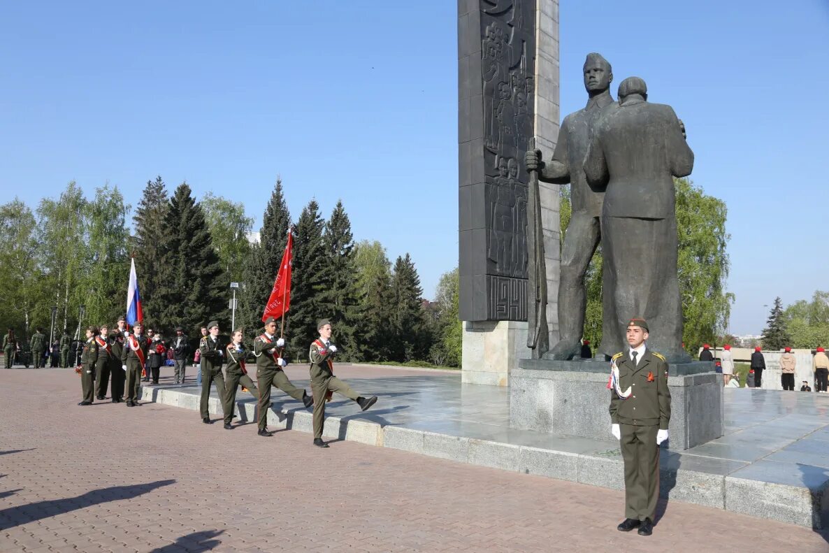 Площадь победы барнаул фото В честь Победы в Великой Отечественной войны к Мемориалу Славы возложили цветы Б