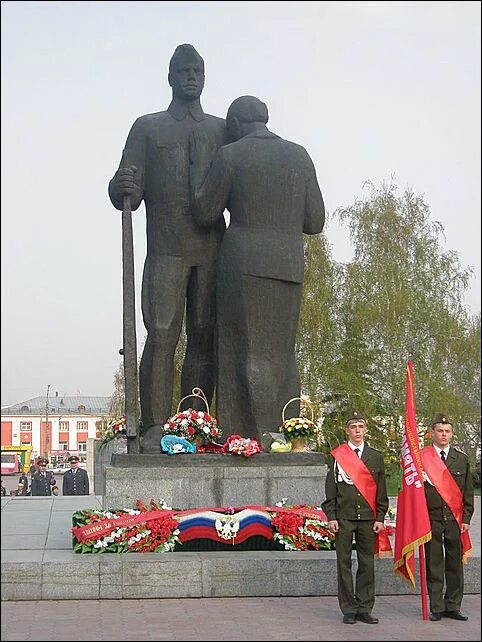 Площадь победы барнаул фото Правнуки победителей ВОВ несут вахту памяти на Посту № 1 у вечного огня в Барнау