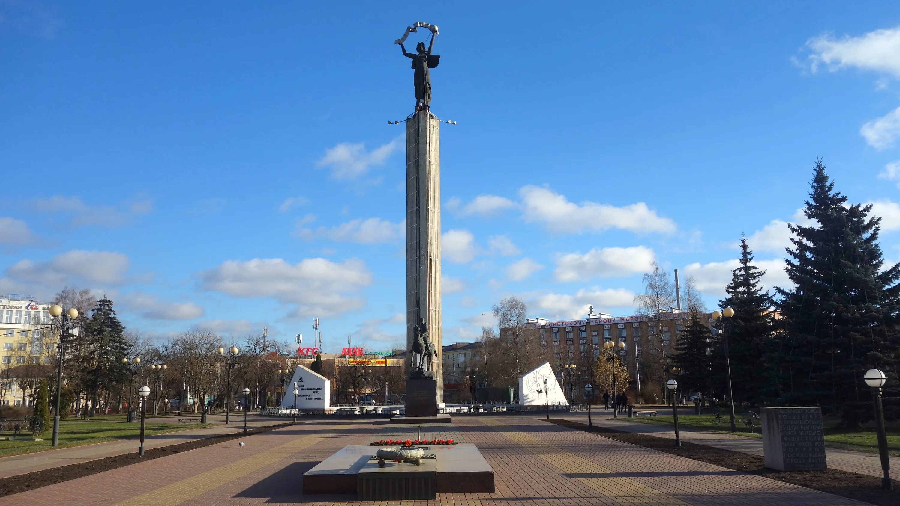 Площадь победы калуга фото Площадь Победы - Вечный огонь, могила неизвестного солдата, обелиск народу-побед