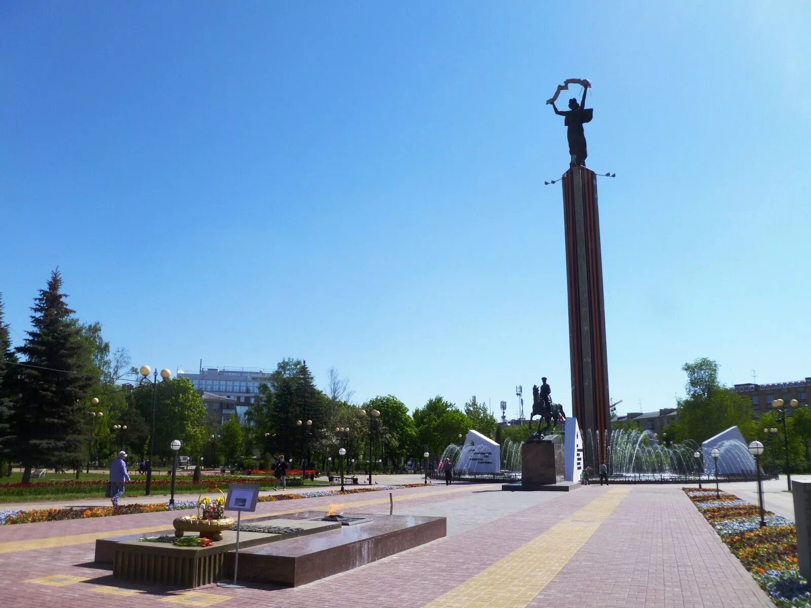 Площадь победы калуга фото Централизованная библиотечная система г. Калуги Памятник Маршалу Георгию Констан