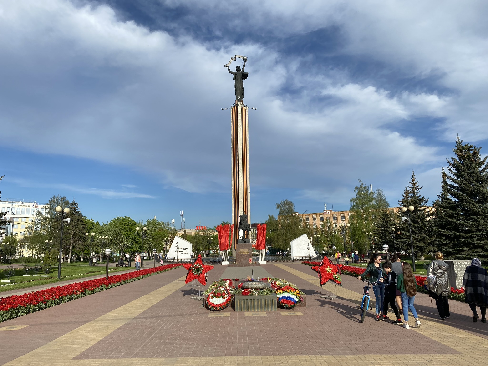 Площадь победы калуга фото Вечный огонь на площади Победы, Калуга - фотография, размер: 2048x1536