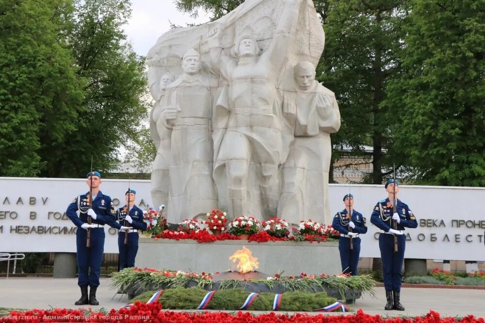 Площадь победы рязань фото В Рязани встретили десантников, участвовавших в в Параде на Красной площади АиФ 