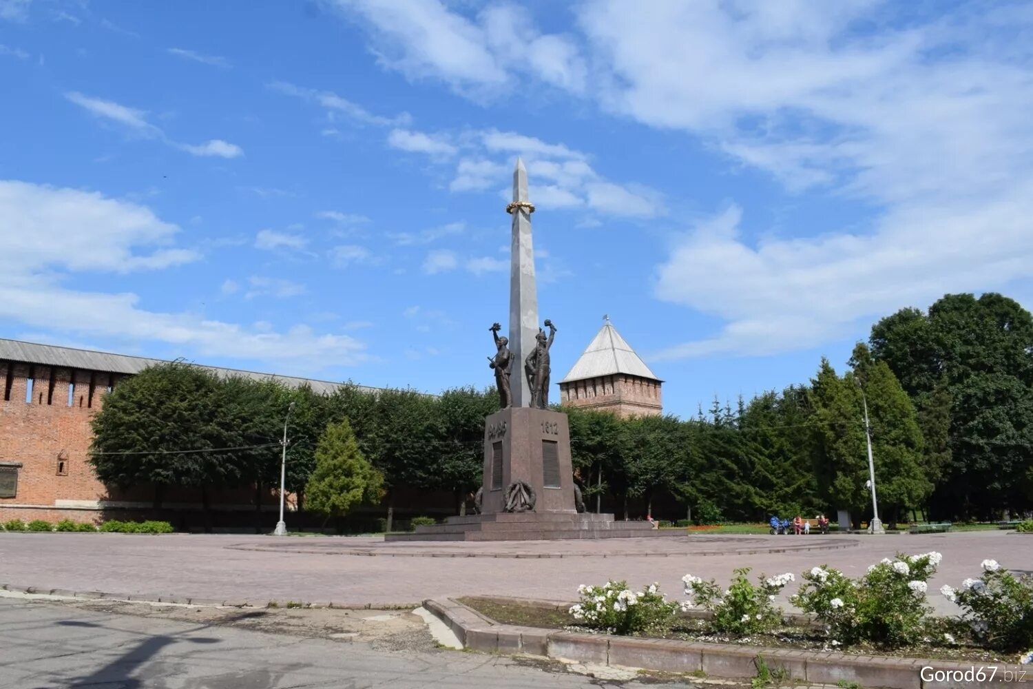 Площадь победы смоленск фото Памятник воинам, защитникам и освободителям Смоленска на площади Победы в Смолен