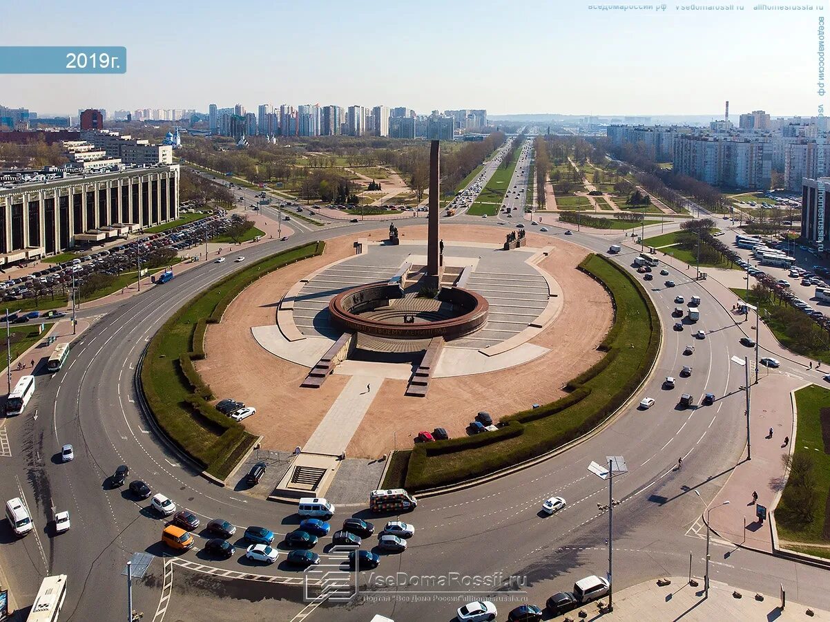 Площадь победы спб фото Saint Petersburg, sculpture composition "Блокада" и вечный огонь. Pobedy square.