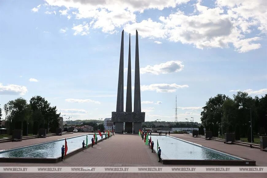 Площадь победы витебск фото ФОТОФАКТ: Участники медиафорума возложили цветы к мемориалу на площади Победы в 
