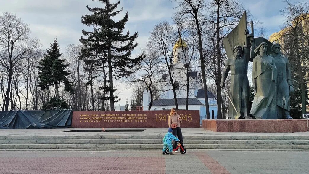 Площадь победы владимир фото В мэрии Владимира срочно решили привести в порядок мемориальный комплекс на площ