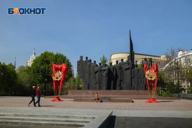 Площадь победы воронеж фото Скульптуры павших, стела, стена памяти: как выглядит площадь Победы перед 9 мая 