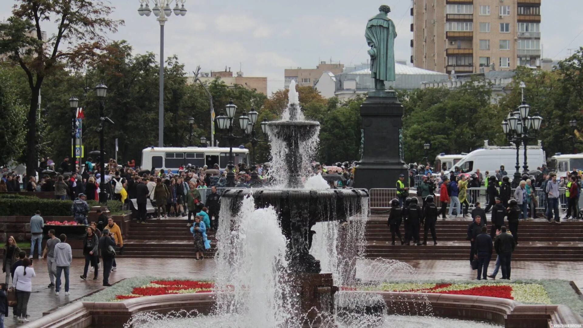 Площадь пушкина в москве фото На фоне Пушкина. Фоторепортаж с протестного дня на Пушкинской площади ИА Красная