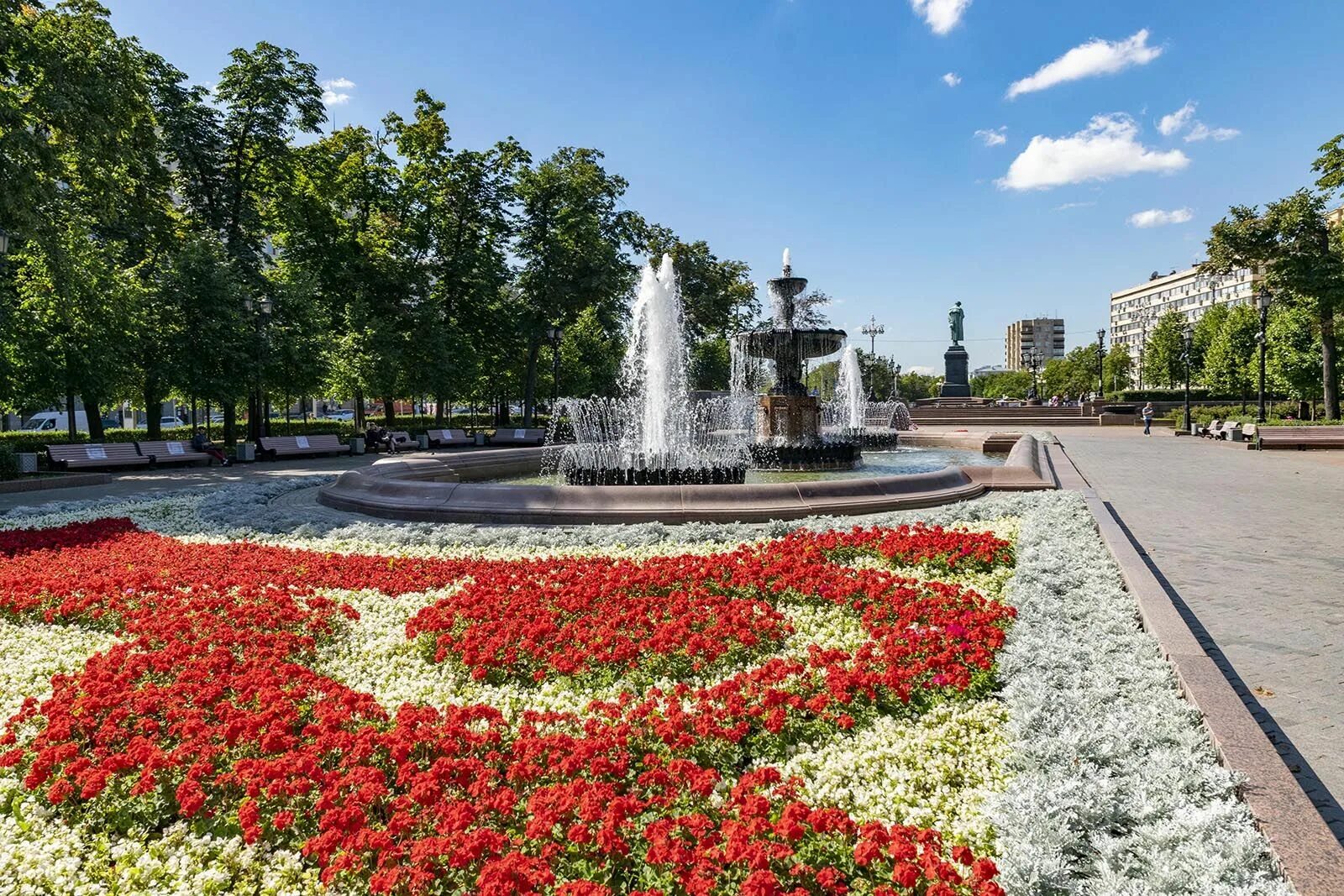 Площадь пушкина в москве фото Миллионы петуний, тюльпанов и роз: как выбирают цветы для московских улиц и парк