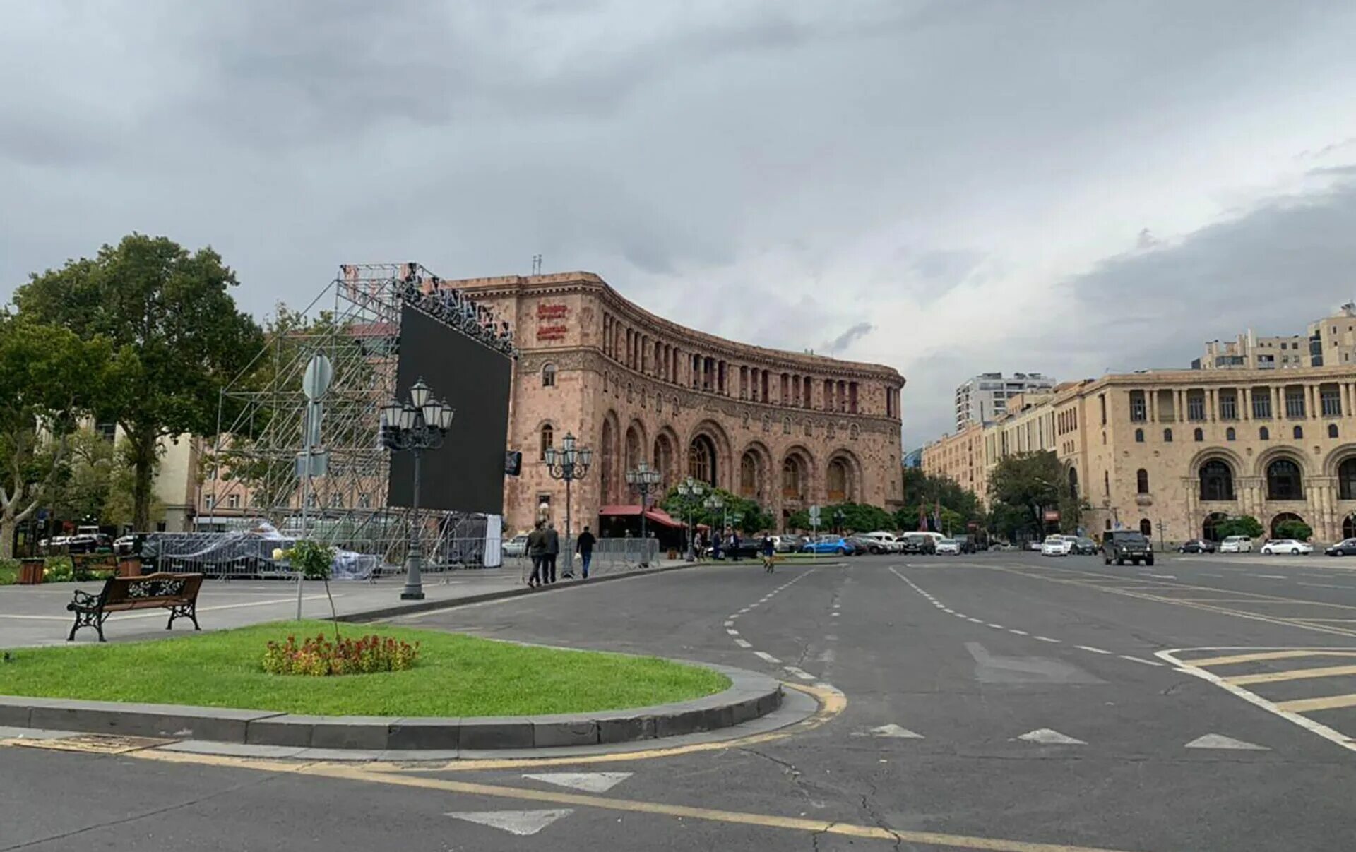 Площадь республики в ереване фото Сводки из Карабаха будут транслироваться на экране на главной площади Еревана - 