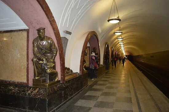 Площадь революции фото Площадь Революции. Собаке нужно тереть нос "на удачу" - Picture of Moscow Metro 