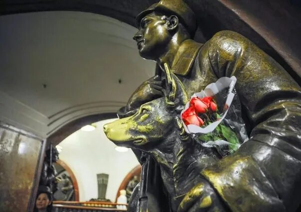 Площадь революции фото Какими поверьями обросли статуи на станции метро "Площадь Революции" Признайтесь