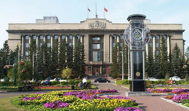 Площадь революции красноярск фото Часы на площади Революции - достопримечательности Красноярска