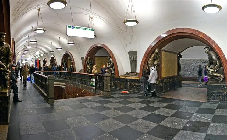 Площадь революции метро москва фото Вход и выход на ряд станций московского метро будет ограничен 7 и 9 мая TR.ru - 