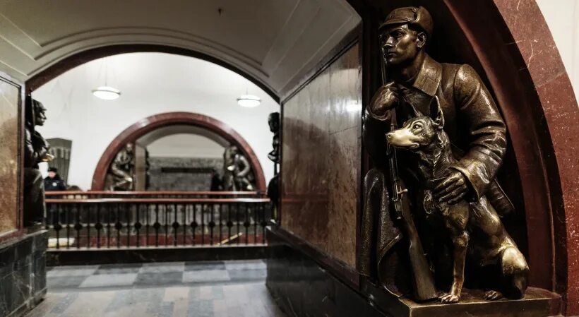 Площадь революции метро москва фото В метро назвали самые популярные станции в первые сутки нового года - Единый Тра