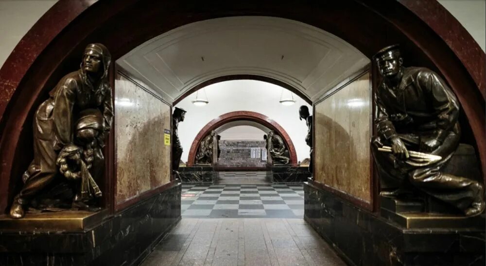 Площадь революции метро москва фото Как пограничник с собакой оказался в Московском метро - Единый Транспортный Порт