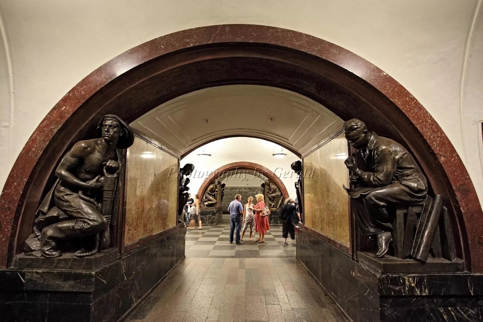 Площадь революции метро москва фото Revolution Square Metro Station (Площадь Революции станции метро) Metro station,