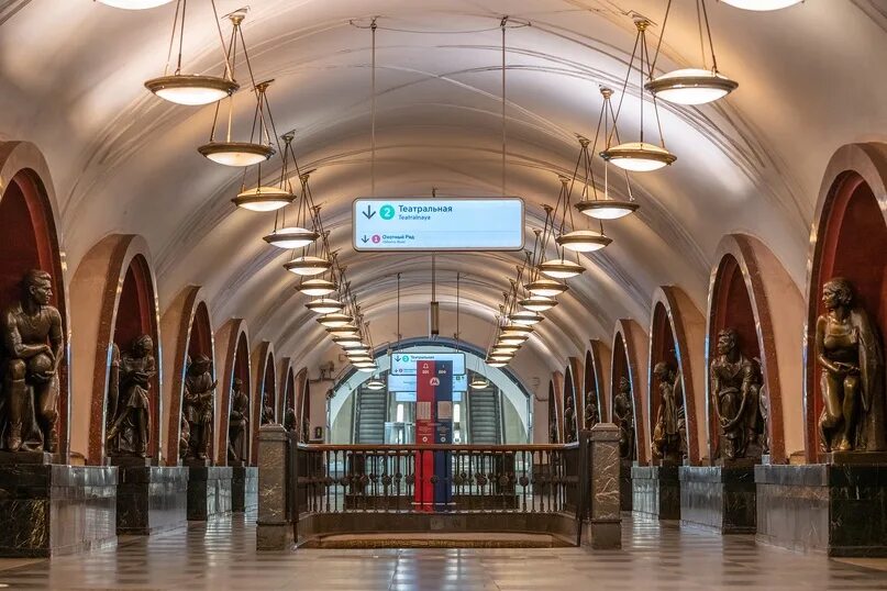 Площадь революции метро москва фото #вашифото@mosmetro 2023 Московское метро VK