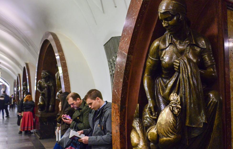 Площадь революции метро москва фото На станции московского метро "Площадь революции" отреставрируют скульптуры - ТАС