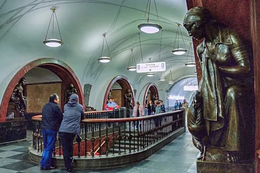 Площадь революции москва фото Подземные дворцы Москвы: экскурсия по Московскому метро - цена 1 100 ₽, отзывы, 