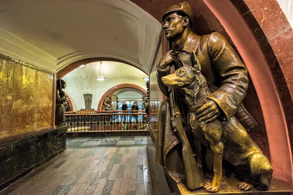 Площадь революции москва фото Самые красивые станции метро Москвы: Маяковская, Новослободская, Площадь Революц