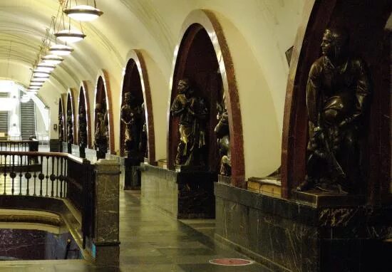 Площадь революции москва фото View down the platform at Ploschad Revolyutsii - Picture of Moscow Metro - Tripa