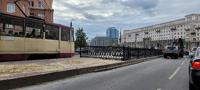 Площадь революции остановка фото Парадоксы Челябинска: новый "перрон" на площади Революции перекрыли чугунным заб