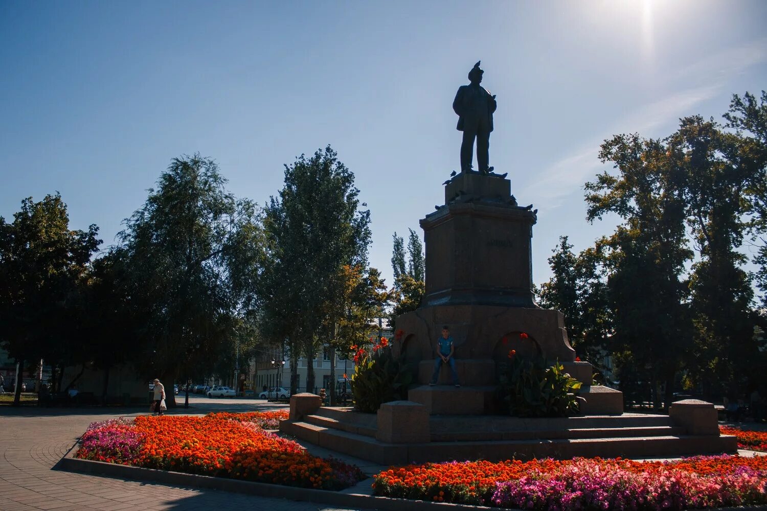 Площадь революции самара фото Песок в трусах и ночные танцы под культовое пиво: почему Самара - это российский