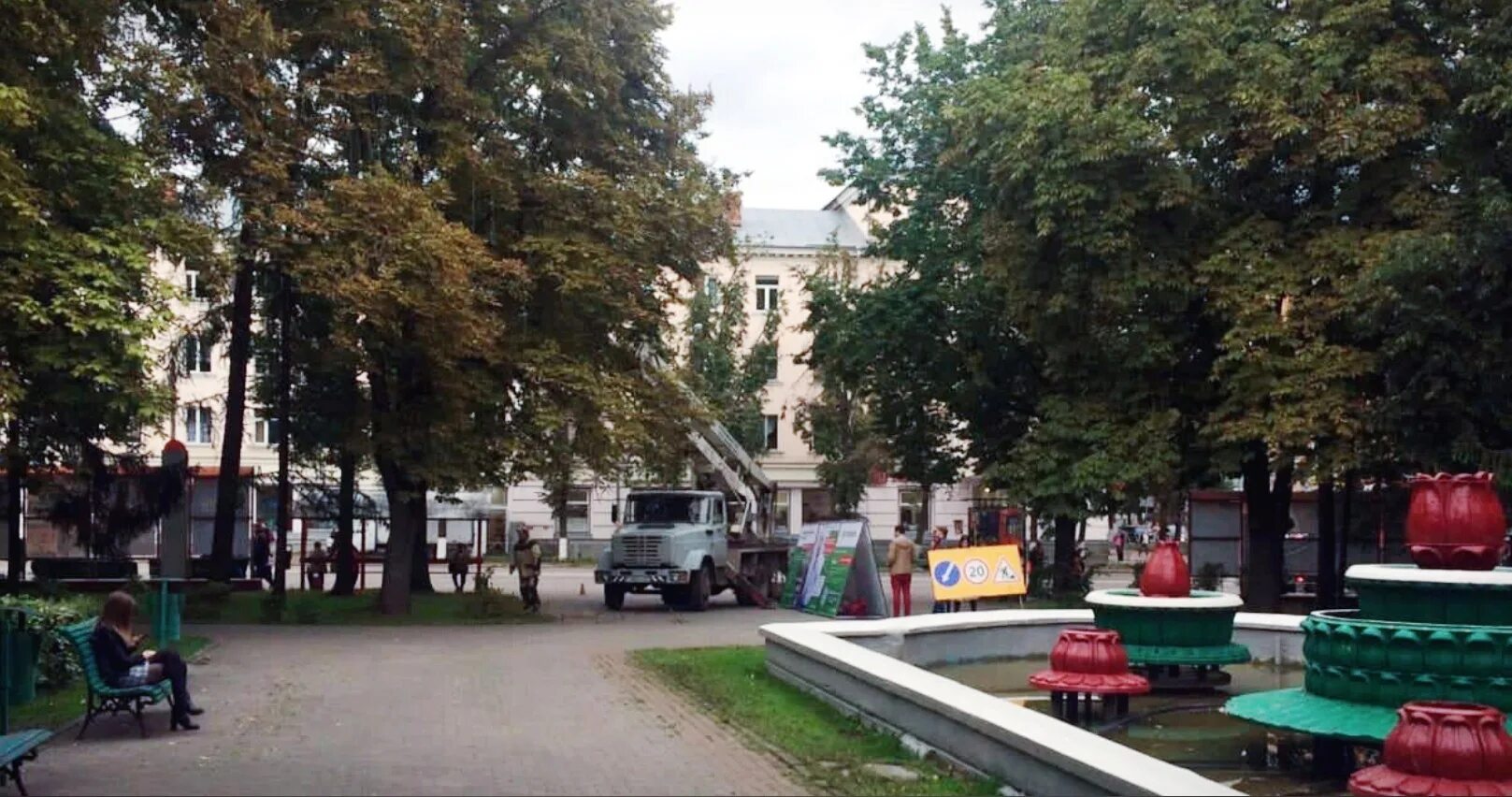Площадь рокоссовского великие луки фото В Великих Луках на площади Рокоссовского проводится формовка деревьев - Великие 