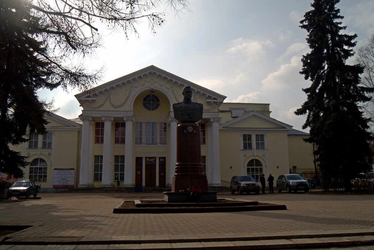 Площадь рокоссовского великие луки фото Великие Луки. Драматический театр на площади Рокоссовского. Прогулки по городу